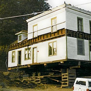 Ermatinger House being moved